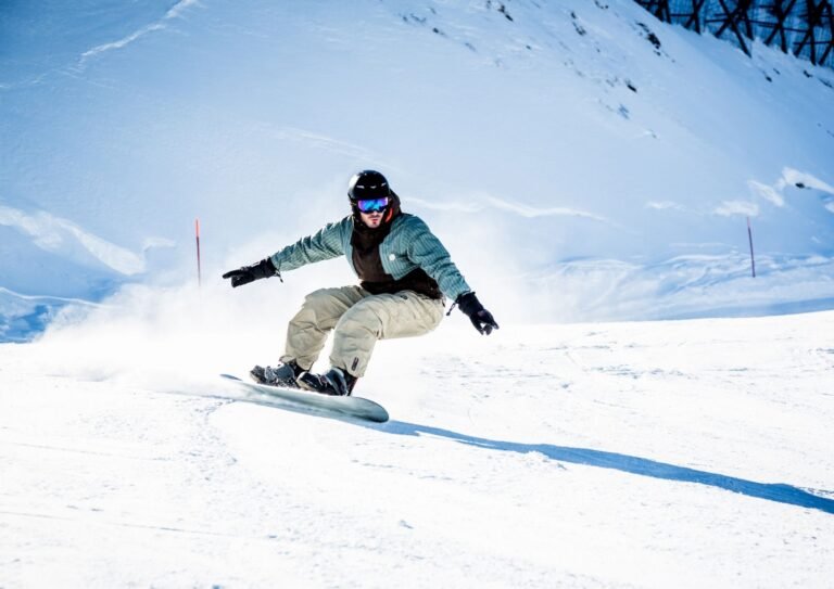 Snowboarder bajando una pista en Sierra Nevada
